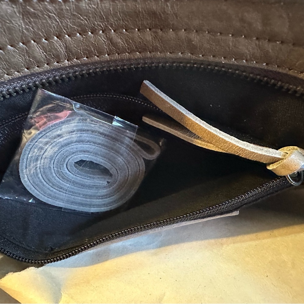 Balenciaga Women's Taupe Leather Bag - Picture 8 of 10